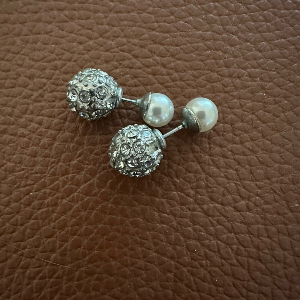 3 / 20$ Elegant Silver and Pearl Stud Earrings